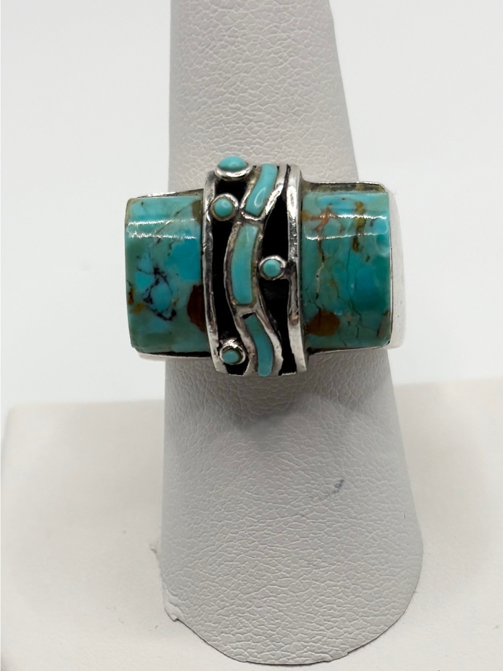 Size 8 Turquoise ring set in Sterling Silver comfortable - Picture 2 of 7
